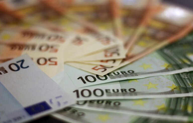 Ένθετο Οικονομία: Επιπτώσεις στην ισοτιμία ευρώ – δολαρίου από τα σενάρια για την πορεία των επιτοκίων