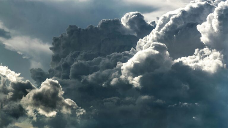 Ο καιρός με τον Π. Γιαννόπουλο: Περισσότερη συννεφιά και στο βάθος ξανά 20άρια