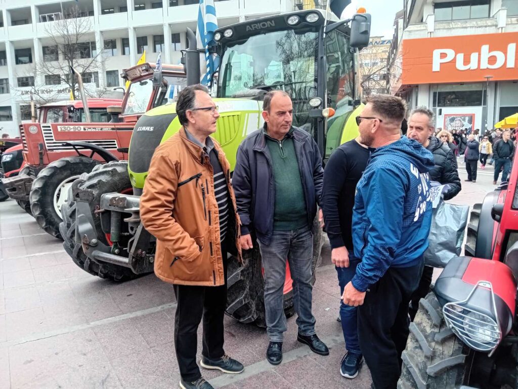 Μαζικό το συλλαλητήριο στην κεντρική πλατεία της Λάρισας για τα Τέμπη