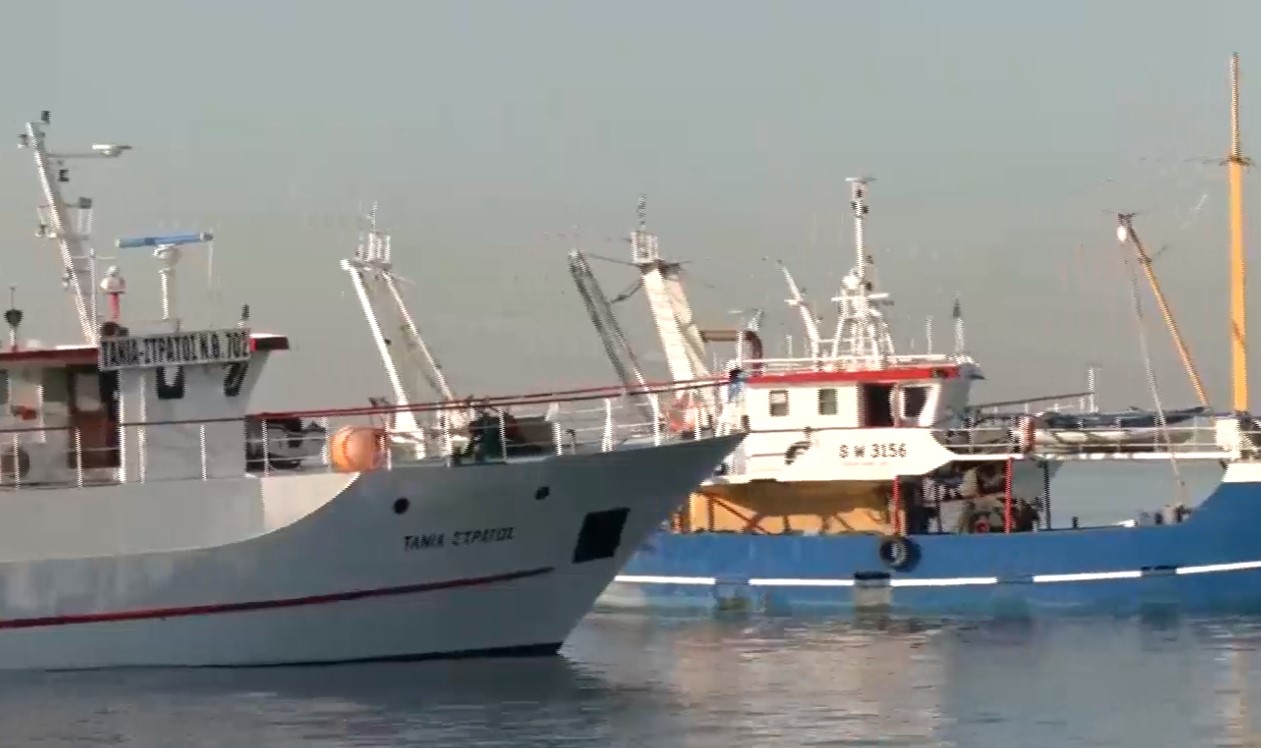 Ψαράδες έφτασαν με μηχανότρατες στην παραλία Θεσσαλονίκης για να συμπαρασταθούν στις αγροτικές κινητοποιήσεις