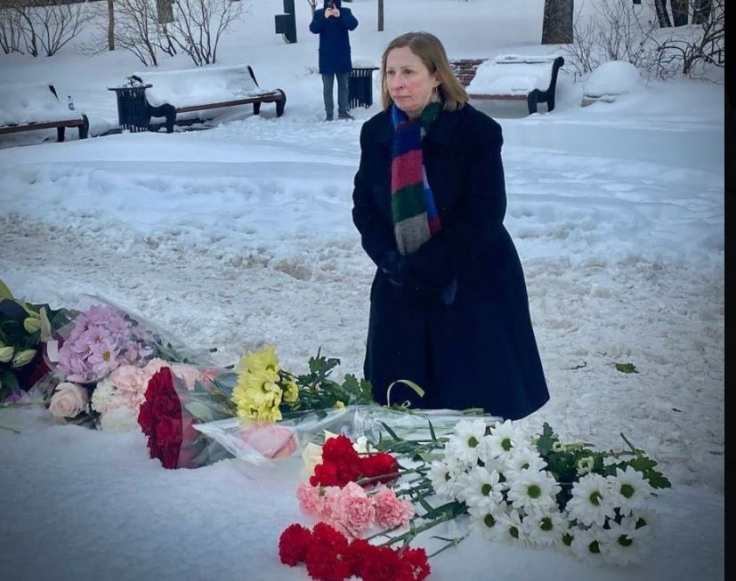 Ρωσία: Η πρέσβειρα των ΗΠΑ στη Ρωσία επισκέφθηκε ένα μνημείο για τον Αλεξέι Ναβάλνι