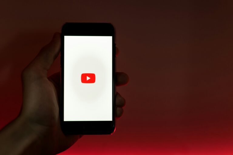 Το YouTube έχει… γενέθλια: 19 χρόνια με την πλατφόρμα που άλλαξε τον όρο «βίντεο» στο διαδίκτυο – Όσα έχουν αλλάξει έκτοτε