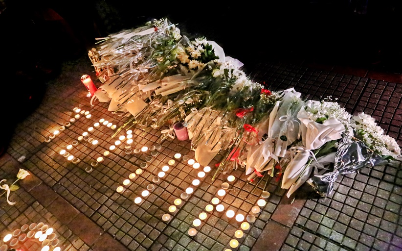 ΚΟΣΜΟΣ ΑΦΗΝΕΙ ΛΟΥΛΟΥΔΙΑ ΚΑΙ ΑΝΑΒΕΙ ΚΕΡΑΚΙΑ ΣΤΟ ΣΤΑΘΜΟ ΤΟΥ ΟΣΕ ΛΑΡΙΣΑΣ (ΛΕΩΝΙΔΑΣ ΤΖΕΚΑΣ / EUROKINISSI)