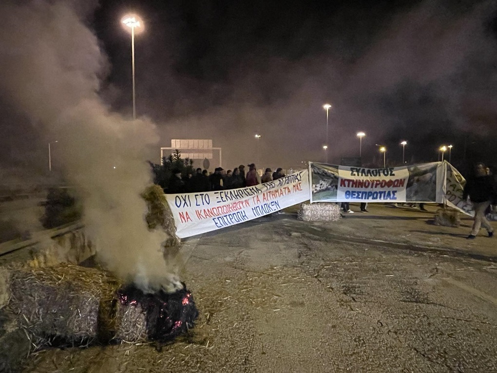 Ηγουμενίτσα: Συνεχίζουν τον συμβολικό αποκλεισμό του λιμανιού οι αγρότες της Θεσπρωτίας