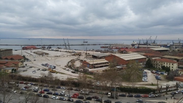 Θεσσαλονίκη: Συνεχίζονται οι εργασίες αντιρρύπανσης στο λιμάνι
