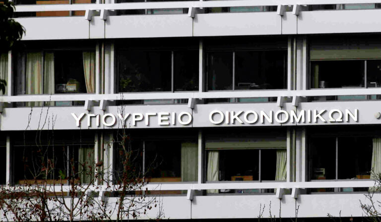 Υπουργείο Οικονομικών: Το Πρόγραμμα απασχόλησης ανέργων ηλικίας 55 έως 67 ούτε διακόπτεται ούτε περικόπτεται