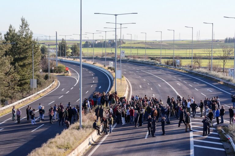 Μήνυμα κυβέρνησης στους αγρότες: «Το κλείσιμο των δρόμων δεν βοηθά στο διάλογο»