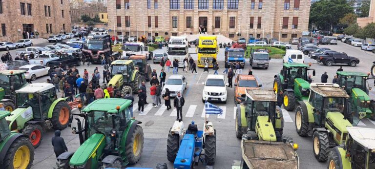 Ρόδος: Αγρότες με τρακτέρ συγκεντρώθηκαν στην πλατεία δημαρχείου