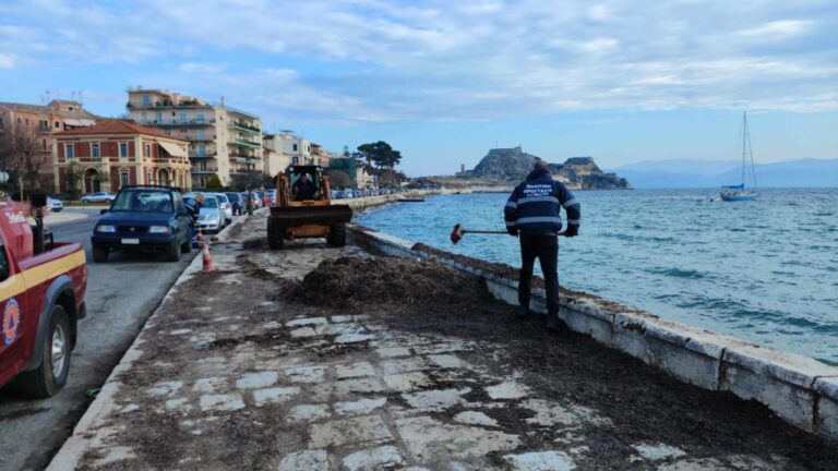 Κέρκυρα: Καθάρισαν το παραλιακό πεζοδρόμιο από τα φύκια