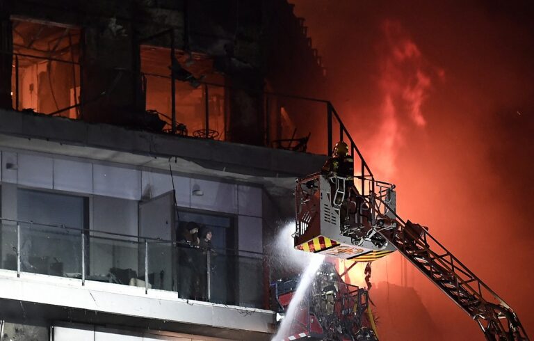 Ισπανία: 4 νεκροί, 14 αγνοούμενοι και 15 εκτός κινδύνου τραυματίες στην πυρκαγιά του 14ώροφου κτιρίου στη Βαλένθια