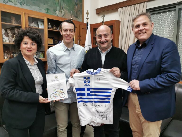 Τον πρωταθλητή ποδηλασίας Ζήση Σούλιο βράβευσε ο δήμαρχος Τρικκαίων Ν. Σακκάς