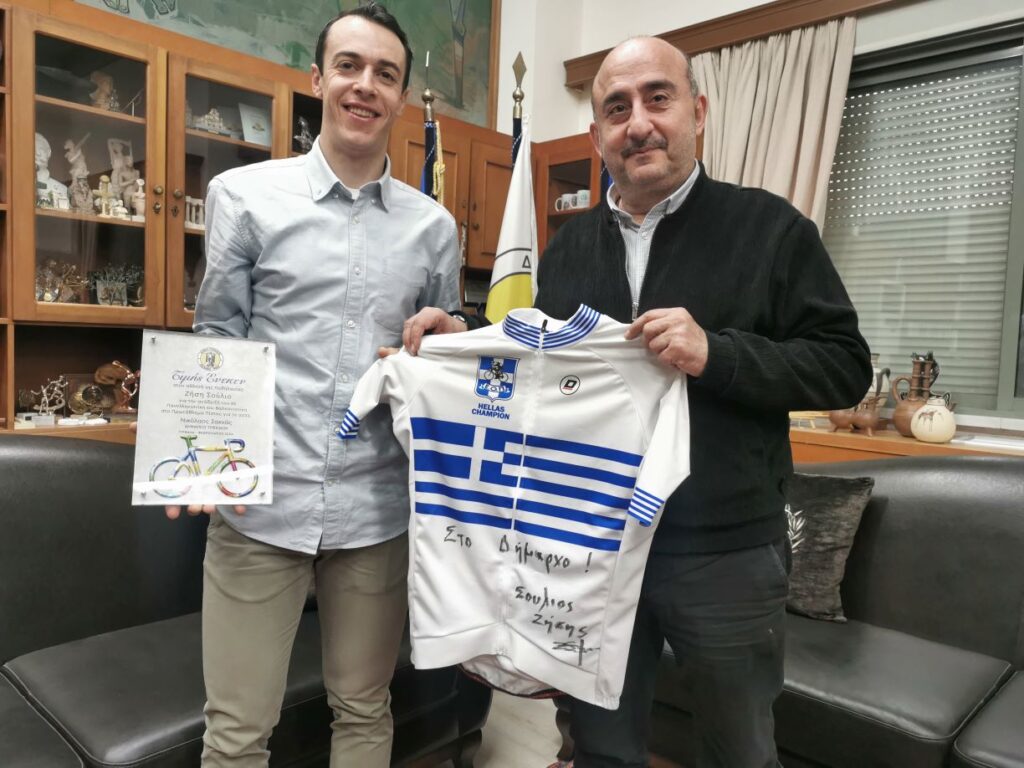 Τον πρωταθλητή ποδηλασίας Ζήση Σούλιο βράβευσε ο δήμαρχος Τρικκαίων Ν. Σακκάς