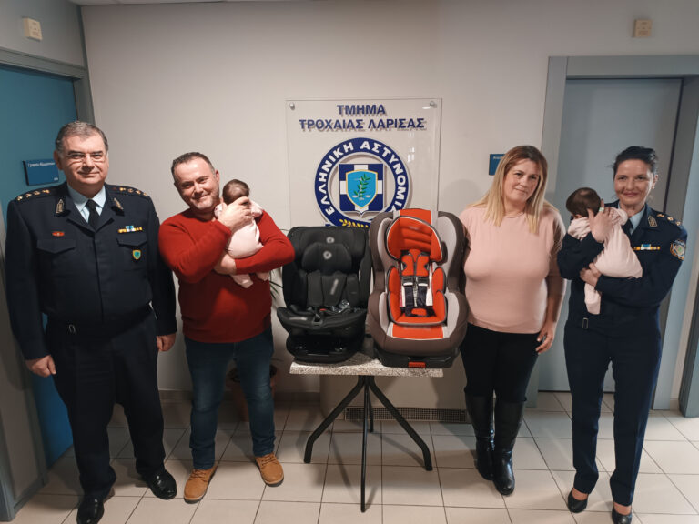 Λάρισα: Δώρο παιδικά καθίσματα στα πρώτα δίδυμα του 2024 από την Τροχαία