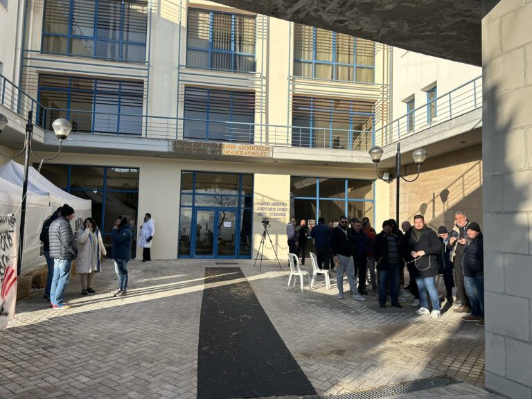 Στο κτίριο της Περιφέρειας και στα τελωνεία παραμένουν οι αγρότες της Δυτ. Μακεδονίας