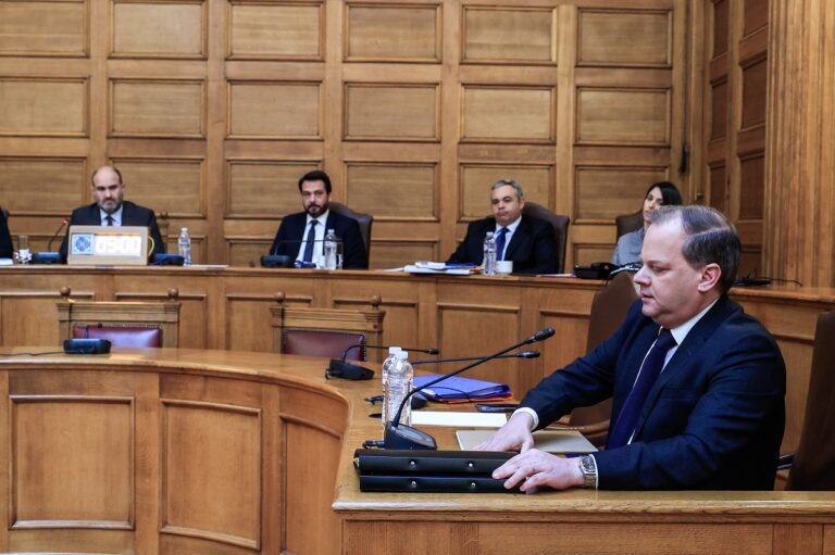 Ένταση στην εξεταστική για τα Τέμπη: Ο Κ. Καραμανλής «έδειξε» το ανθρώπινο λάθος – «Δεν θα είχε αποτραπεί με καμία τεχνολογία»