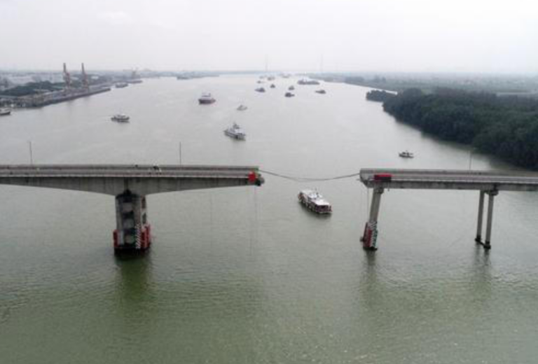 Κίνα: Τέσσερα οχήματα και μια μοτοσικλέτα έπεσαν από γέφυρα μετά από πρόσκρουση φορτηγίδας σε γέφυρα – Στους πέντε οι νεκροί