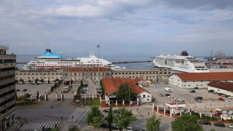 Θεσσαλονίκη: Στα νερά του Θερμαϊκού θα διανυκτερεύσει το Celebrity Infinity που έδεσε το πρωί στο λιμάνι