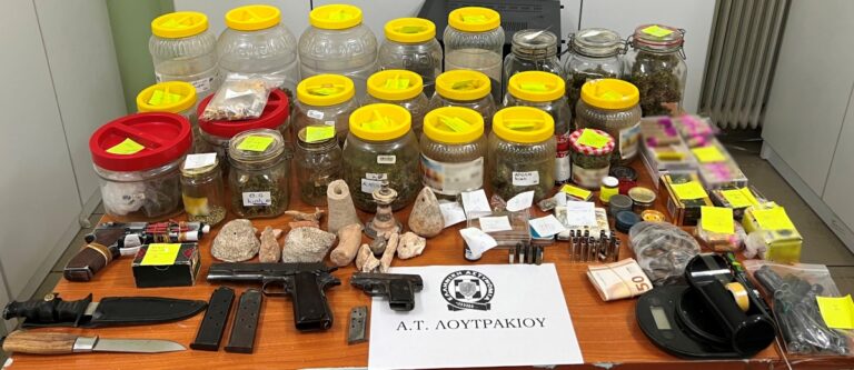 Δύο συλλήψεις ατόμων στο Λουτράκι για κάνναβη, πιστόλια, πέτρινα αντικείμενα και κροτίδες