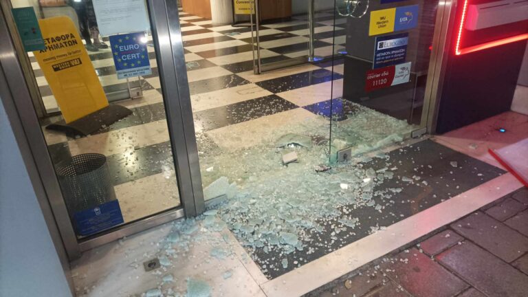 Πάτρα: Πορεία αντιεξουσιαστών – Ζημιές στα ΕΛΤΑ(βίντεο)