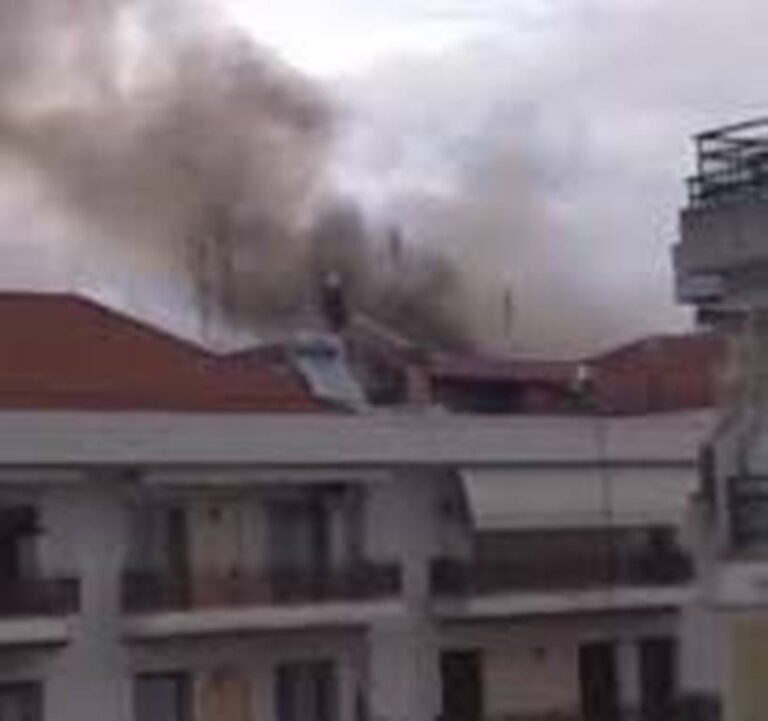 Πτολεμαΐδα: Κάηκε η σοφίτα πολυκατοικίας στο κέντρο της πόλης