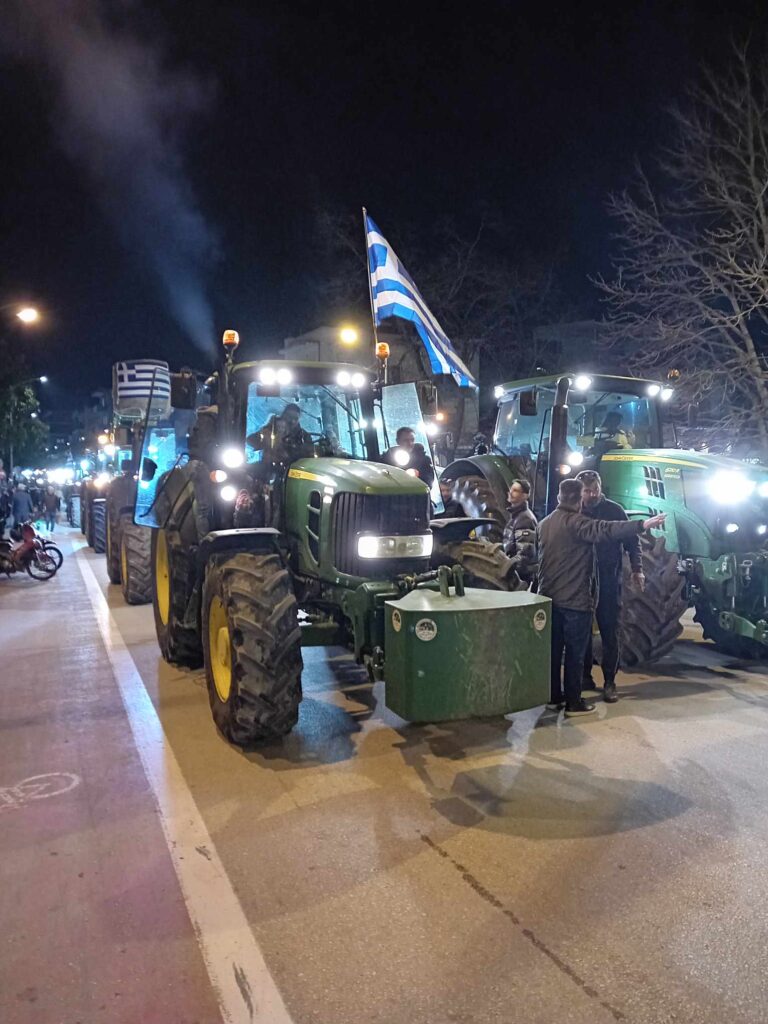 Νυχτερινή αγροτική κινητοποίηση – Με τα τρακτέρ στο κέντρο των Τρικάλων