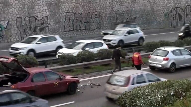 Σύγκρουση οχημάτων στη Λεωφόρο Κηφισού – Μετ’ εμποδίων η κίνηση των οχημάτων