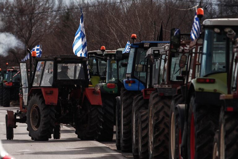 ΔΙΑΜΑΡΤΥΡΙΑ ΑΓΡΟΤΩΝ ΜΕ ΤΡΑΚΤΕΡ ΣΕ ΚΟΜΒΟ ΤΗΣ ΕΘΝΙΚΗΣ ΟΔΟΥ ΤΡΙΚΑΛΩΝ - ΛΑΡΙΣΑΣ (ΘΑΝΑΣΗΣ ΚΑΛΛΙΑΡΑΣ/EUROKINISSI)