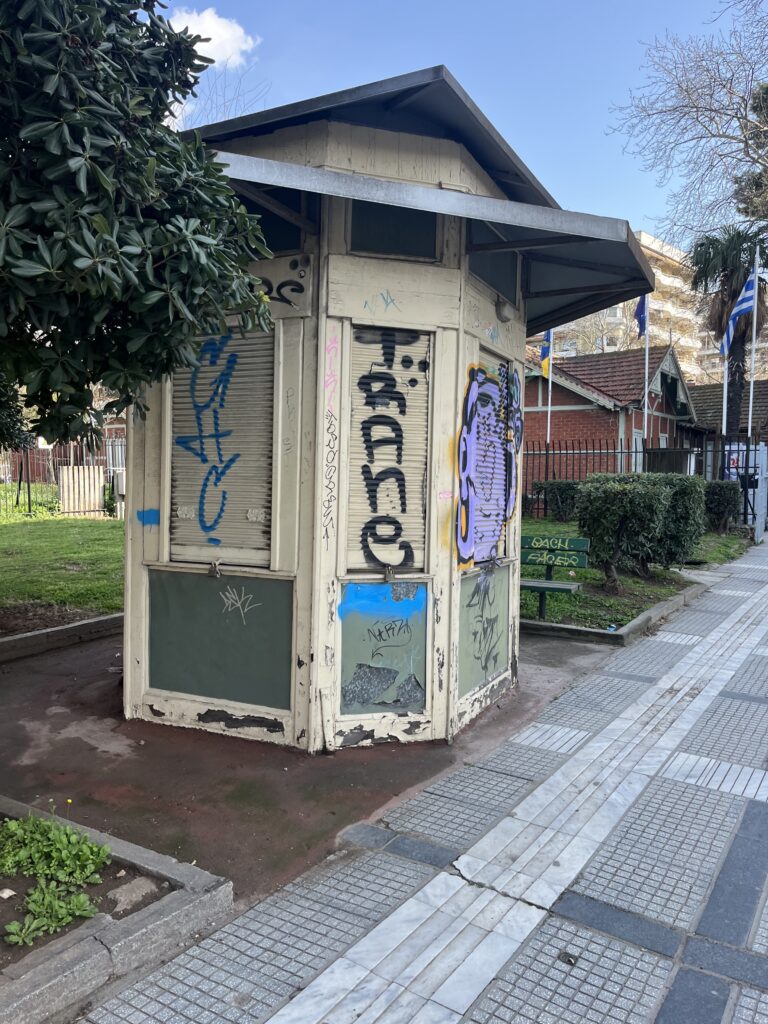 Θεσσαλονίκη: Το νέο του ρόλο αναζητά το διατηρητέο περίπτερο της πόλης για να «λυτρωθεί» από τους βανδαλισμούς