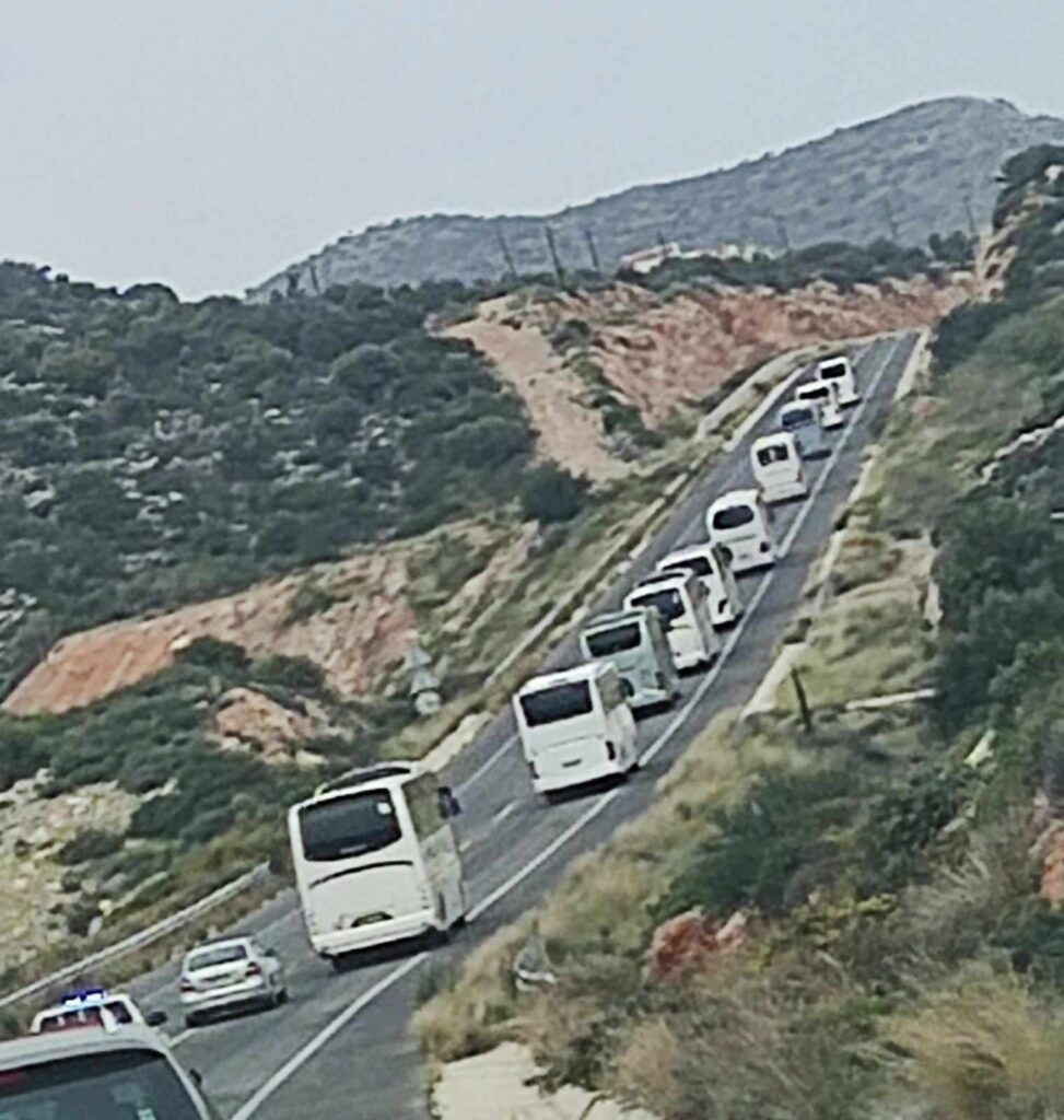 Απέκλεισαν τον δρόμο και ζητούν στελέχωση των νοσοκομείων του Λασιθίου (δείτε φωτο + βίντεο)