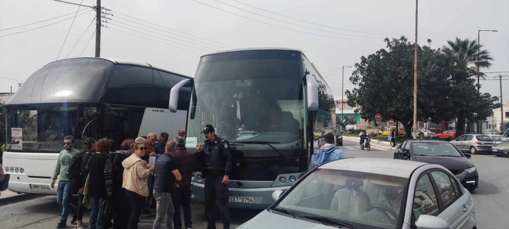 Απέκλεισαν τον δρόμο και ζητούν στελέχωση των νοσοκομείων του Λασιθίου (δείτε φωτο + βίντεο)