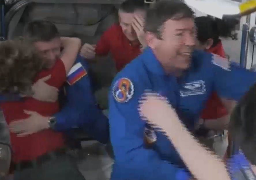 NASA: Θερμή υποδοχή ενός Ρώσου και τριών Αμερικανών αστροναυτών στο Διεθνή Διαστημικό Σταθμό (video)