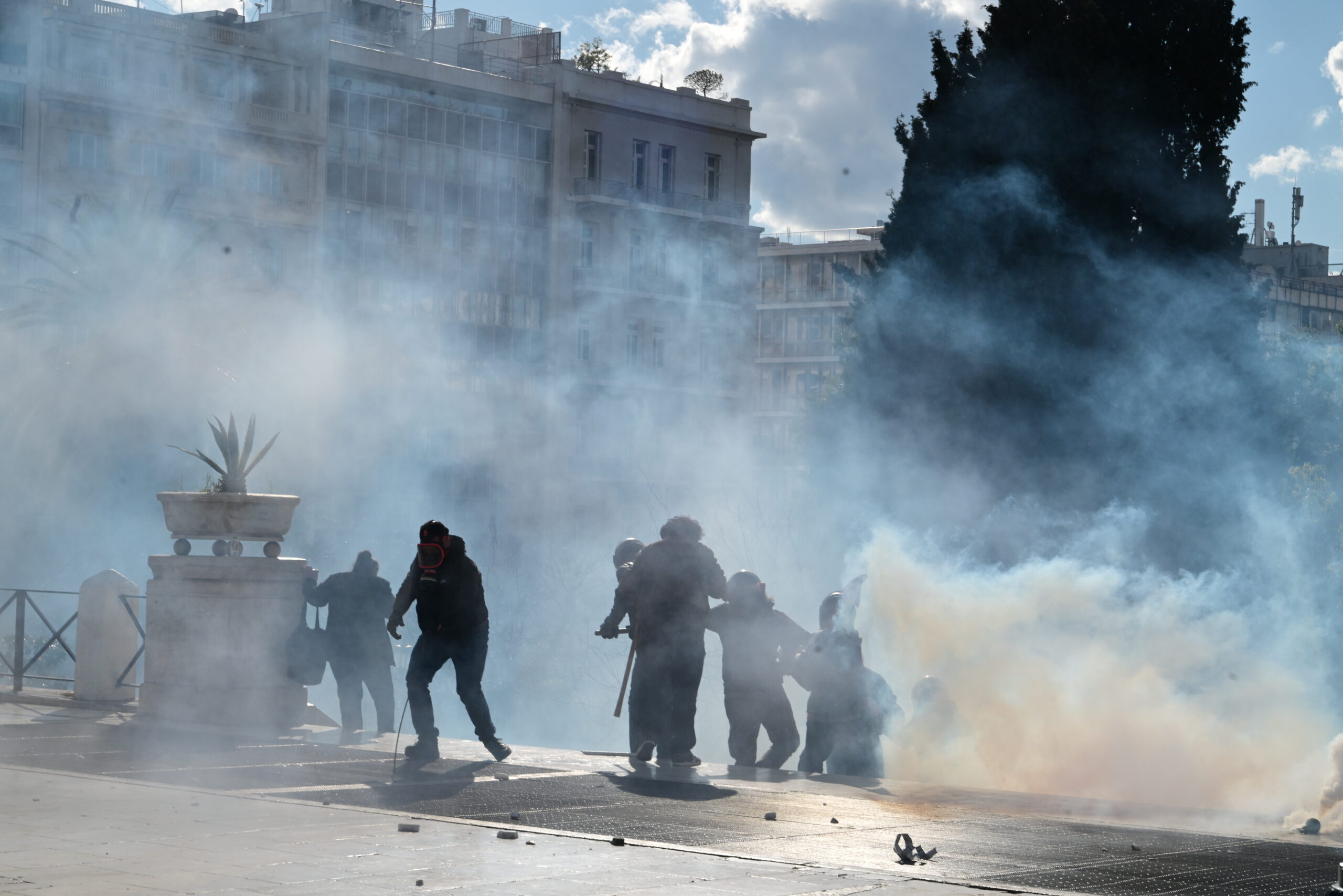 Στη Βουλή παραμένουν φοιτητικοί σύλλογοι – Επεισόδια στο πανεκπαιδευτικό συλλαλητήριο, 8 φοιτητές τραυματίες