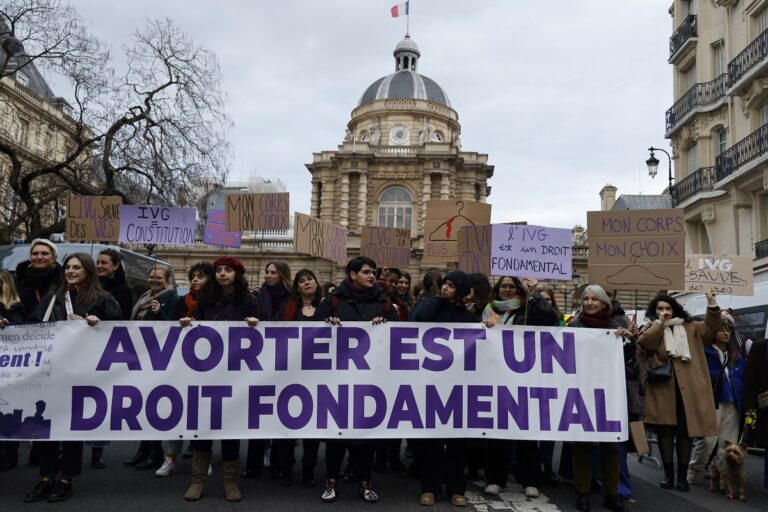 Γαλλία: Το δικαίωμα στην άμβλωση θα εγγραφεί στο Σύνταγμά της