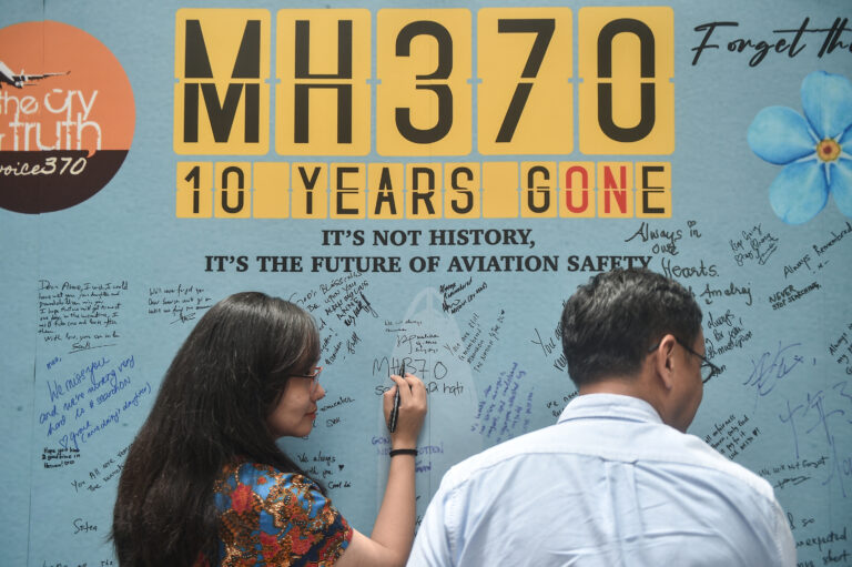 Malaysia Airlines: Η Μαλαισία αποφασισμένη να βρει το αεροσκάφος 10 χρόνια μετά – Πιθανή η επανέναρξη των ερευνών
