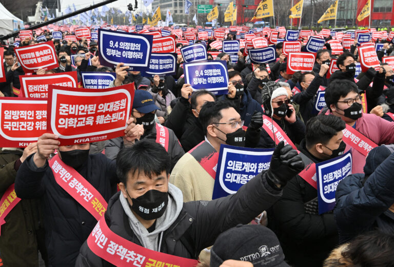 Νότια Κορέα: Η κυβέρνηση ανακαλεί τις άδειες χιλιάδων ειδικευόμενων γιατρών που απεργούν