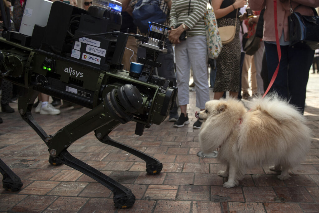 Ισπανία – Μάλαγα: Η αστυνομία παρουσίασε έναν σκύλο – ρομπότ που θα βοηθάει τα στελέχη της
