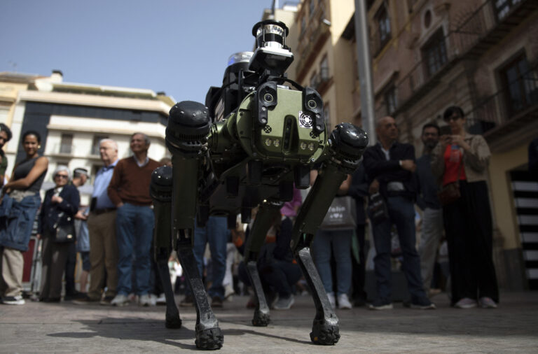 Ισπανία – Μάλαγα: Η αστυνομία παρουσίασε έναν σκύλο – ρομπότ που θα βοηθάει τα στελέχη της