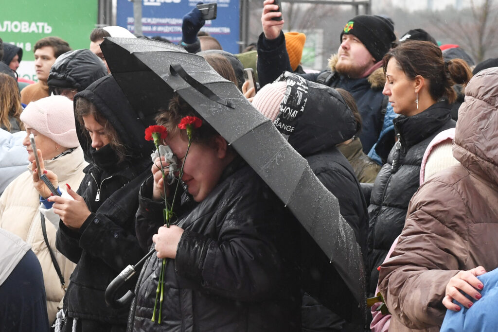 Μακελειό στη Μόσχα: Κατηγορούμενοι για τρομοκρατία δύο ύποπτοι – Με μαυρισμένα μάτια ενώπιον του δικαστηρίου