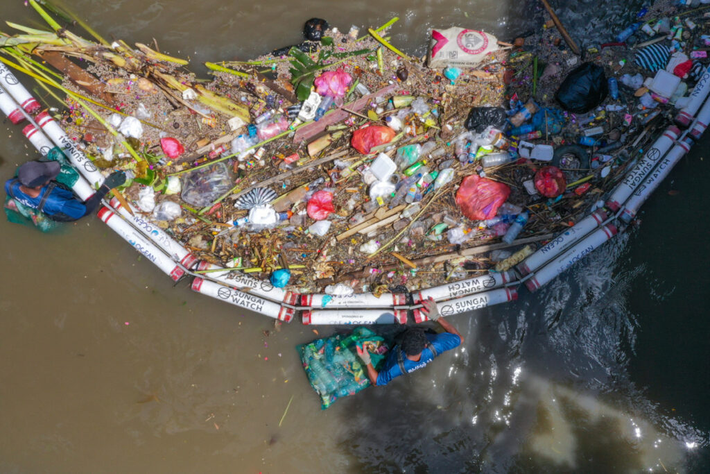 Ινδονησία: Εταιρεία μετατρέπει πλαστικά απόβλητα σε έπιπλα