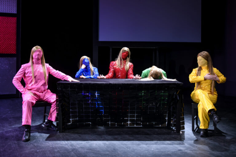 “Generation Lost”: Μια παράσταση για όλους τους παγιδευμένους σε σώματα ενηλίκων εφήβους
