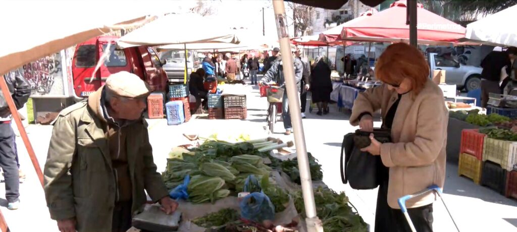 100 ετών παλεύει ακόμα στο χωράφι και στις λαϊκές