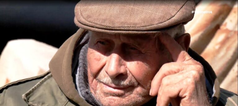 100 ετών παλεύει ακόμα στο χωράφι και στις λαϊκές