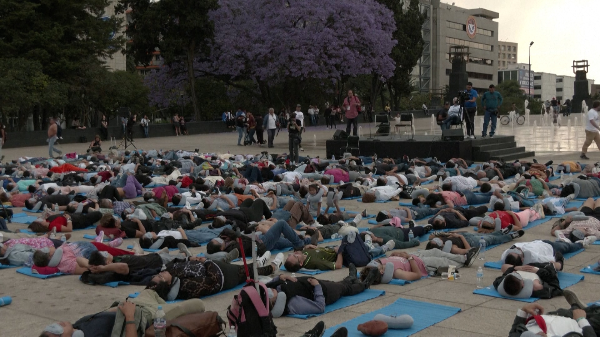 Βίντεο: Εκατοντάδες Μεξικανοί σε μαζική σιέστα για την παγκόσμια ημέρα ύπνου