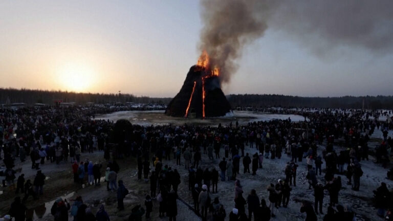 Βίντεο: Με ένα φλεγόμενο αχυρένιο ηφαίστειο αποχαιρετούν τον χειμώνα οι Ρώσοι
