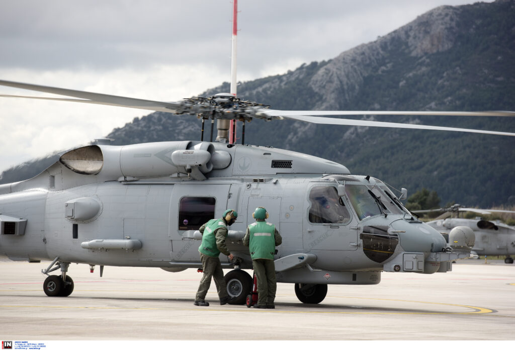 Παραδόθηκαν στο Πολεμικό Ναυτικό τα τρία νέα ελικόπτερα Romeo MH-60R Seahawk (video)
