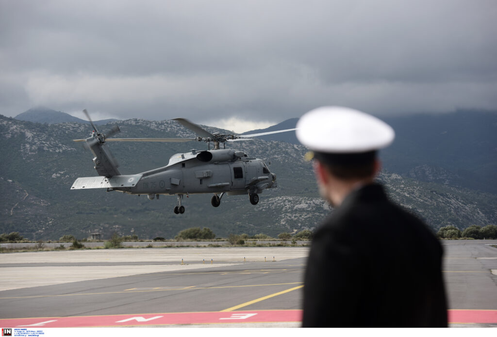 Παραδόθηκαν στο Πολεμικό Ναυτικό τα τρία νέα ελικόπτερα Romeo MH-60R Seahawk (video)