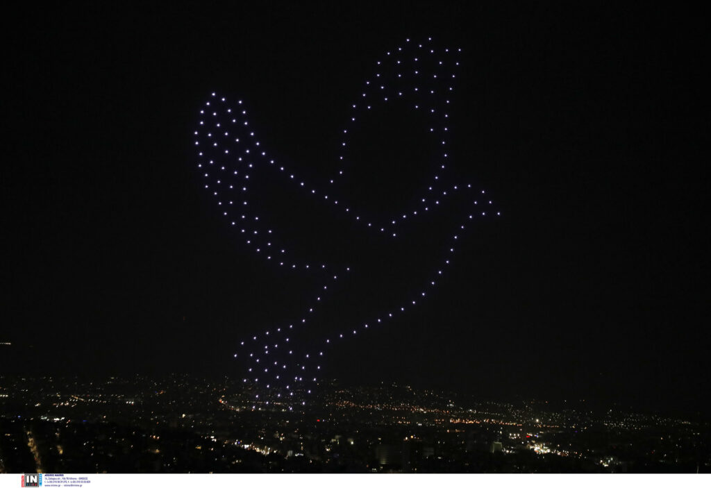 25η Μαρτίου: Ο Αθηναϊκός ουρανός «φωτίστηκε» για την εθνική επέτειο – Drones δημιούργησαν εντυπωσιακές εικόνες με σύμβολα της επανάστασης