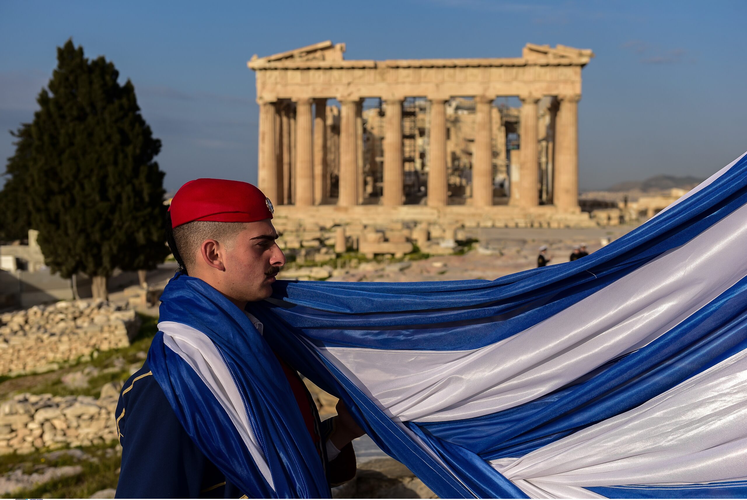 Έπαρση της σημαίας – Δέος στον Ιερό Βράχο της Ακρόπολης (βίντεο και φωτογραφίες)