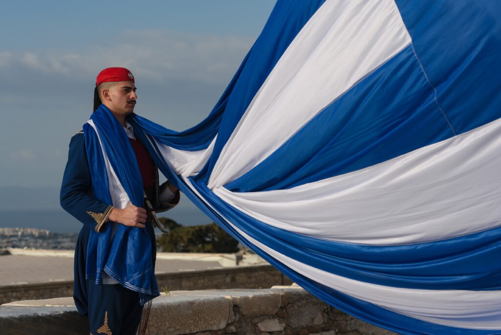 Έπαρση της σημαίας – Δέος στον Ιερό Βράχο της Ακρόπολης (βίντεο και φωτογραφίες)