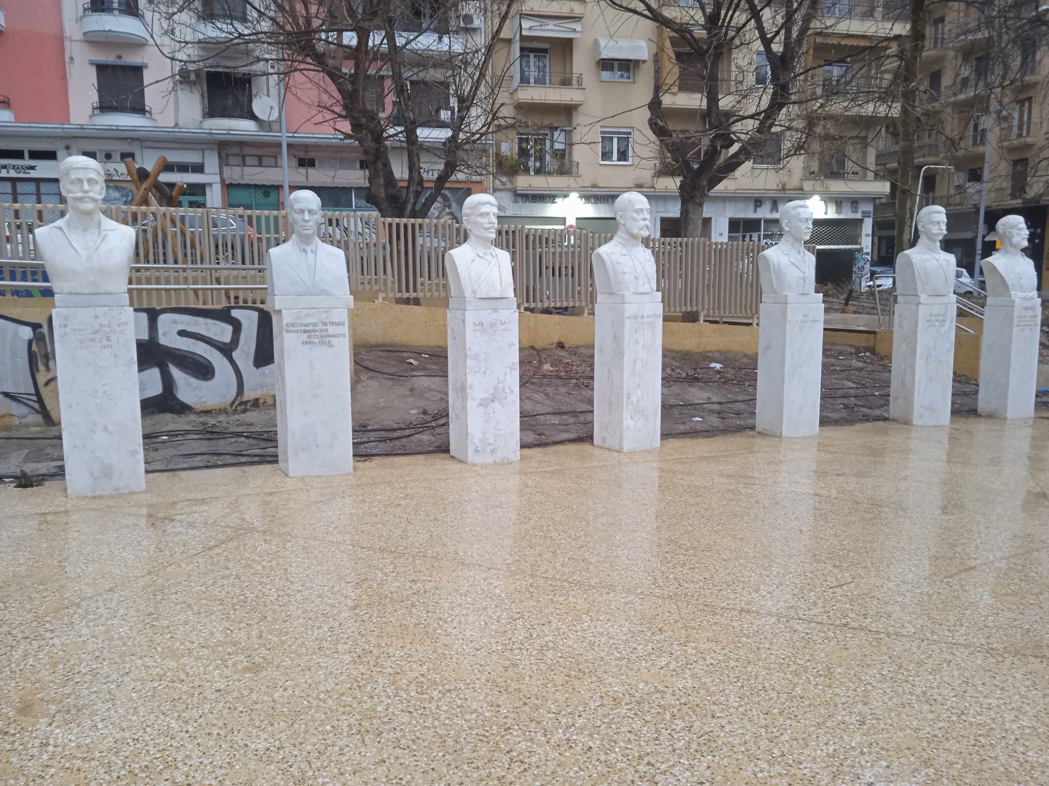 Θεσσαλονίκη: Άγνωστοι έβαψαν με σπρέι τις προτομές των Μακεδονομάχων